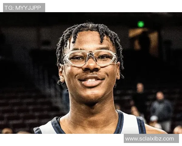 詹姆斯与儿子布朗尼同台亮相倒计时进入NBA选秀盛宴